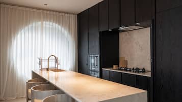 Villa de lujo, 3 habitaciones, piscina privada, vistas a la piscina | Cocina privada | Frigorífico, microondas, placa de cocina y cafetera o tetera