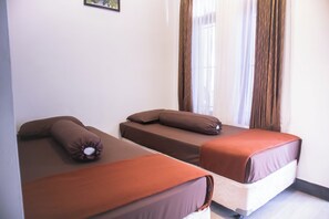 Eenvoudige Twin kamer, niet-roken | Een bureau