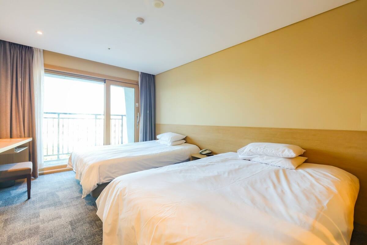 Family Twin Room | Premium bedding, desk, free WiFi, bed sheets