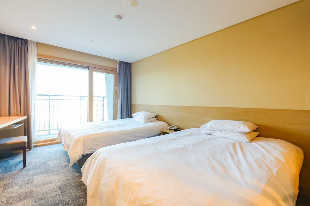 Habitación familiar con 2 camas individuales | Ropa de cama de alta calidad, escritorio, wifi gratis y ropa de cama