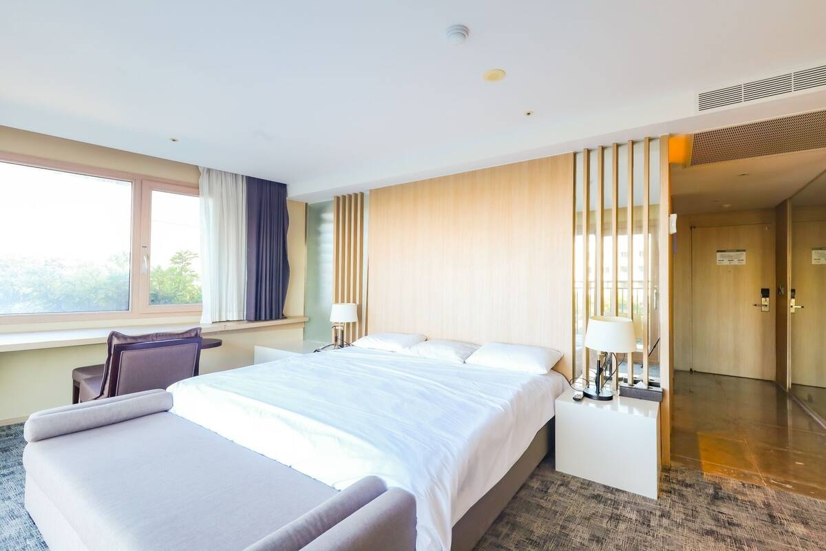 Premier Room, 1 King Bed, Hot Tub | Premium bedding, desk, free WiFi, bed sheets