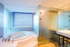 Premier kamer, 1 kingsize bed, hot tub | Badkamer | Een haardroger, badjassen, pantoffels, handdoeken