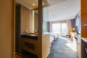 Kolmen hengen deluxe-huone | Ylelliset vuodevaatteet, työpöytä, ilmainen Wi-Fi, vuodevaatteet