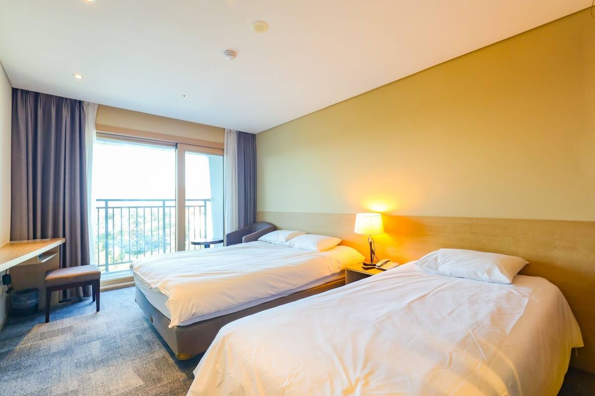 Deluxe Family Twin | Premium bedding, desk, free WiFi, bed sheets