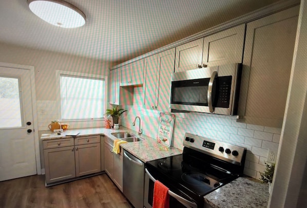 Private kitchen - Charming 3-bedroom house with AC and WiFi near marvelous downtown Raleigh (Raleigh)