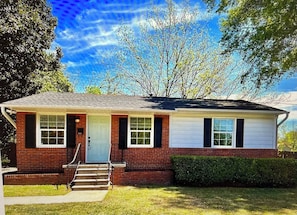 Exterior - Charming 3-bedroom house with AC and WiFi near marvelous downtown Raleigh (Raleigh)