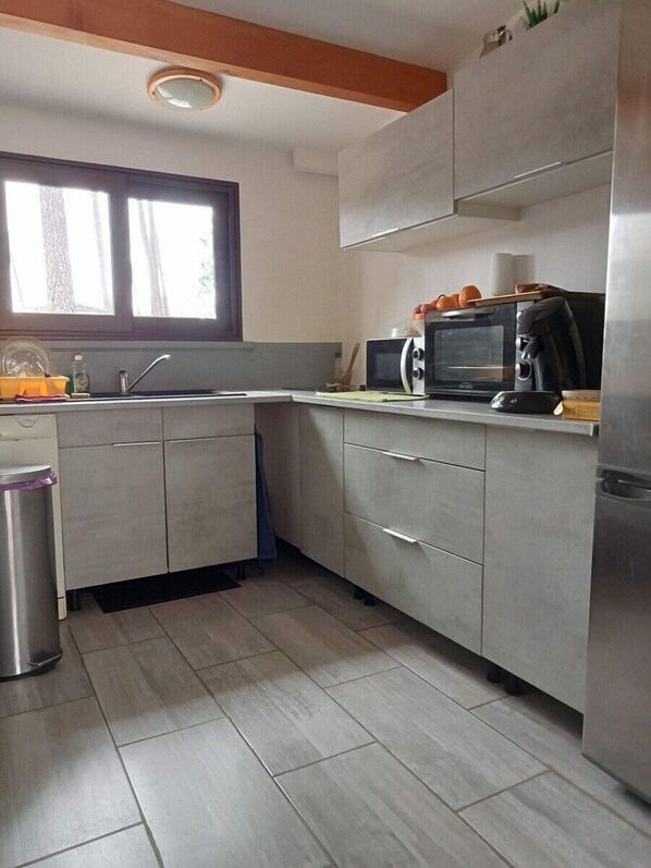 Kühlschrank, Mikrowelle, Ofen, Geschirrspüler