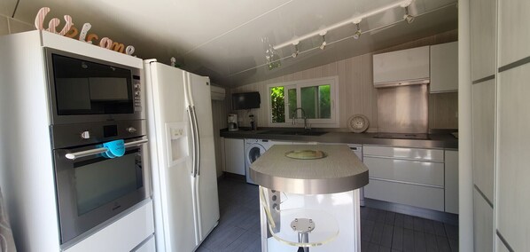 Frigorifero, microonde, forno, piano cottura