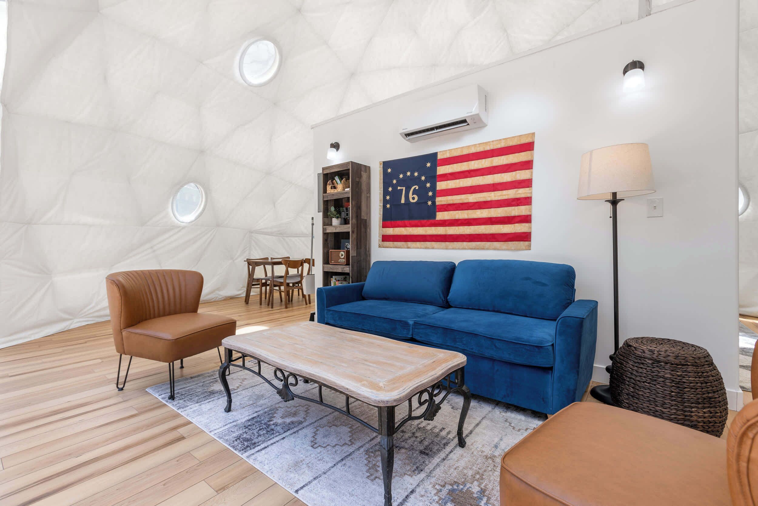 TV, DVD-spiller, bøker og kontorer