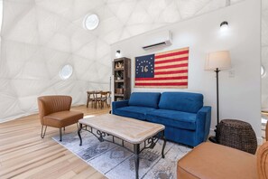 Télévision, lecteur de DVD, livres, espaces bureaux