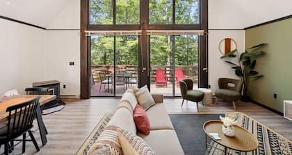 Chalet w/hot tub & fire pit