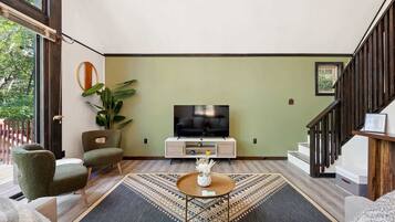 TV, peis og kontorer