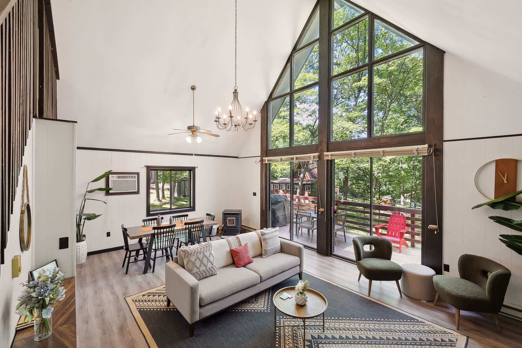 Televisión, chimenea y oficina 