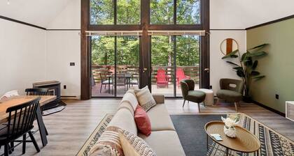 Chalet w Hot Tub, Fire Pit, Grill & Deck