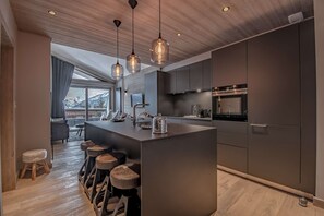 Réfrigérateur, batterie de cuisine, vaisselle et ustensiles