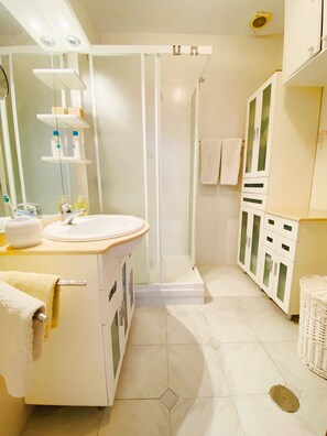 Een douche, handdoeken