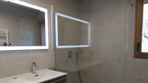 A bathroom with a sink, mirror, and shower. - Paradiski new, quiet and sunny Plan peisey (PEISEY-NANCROIX)