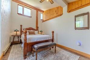 2 bedrooms, desk, free WiFi, bed sheets