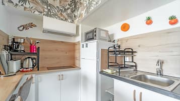 Kühlschrank, Mikrowelle, Wasserkocher mit Kaffee-/Teezubehör