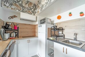 Fridge, microwave, coffee/tea maker, electric kettle