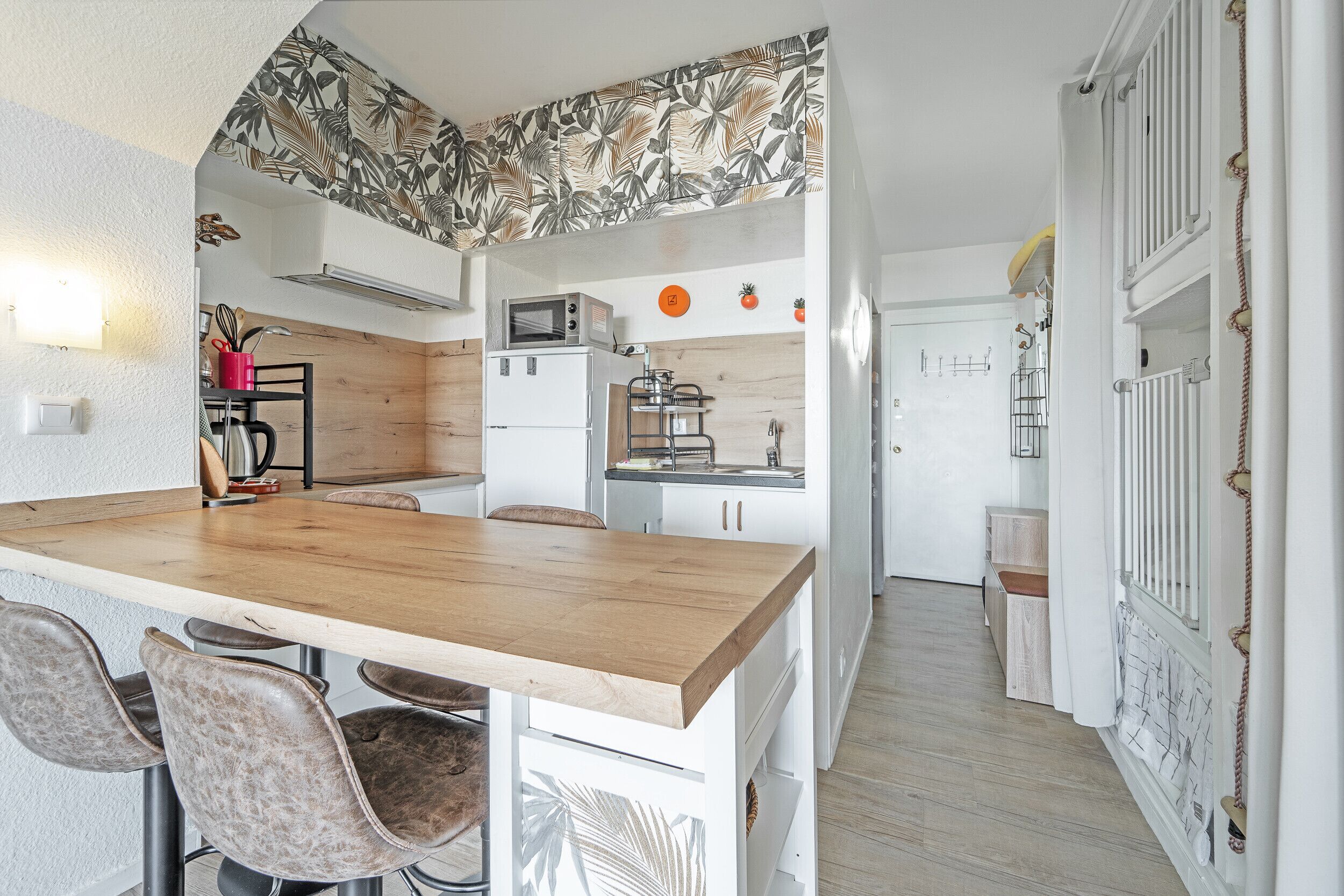 Réfrigérateur, micro-ondes, cafetière/bouilloire, bouilloire électrique