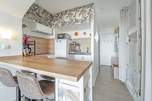 Kjøleskap, mikrobølgeovn, kaffetrakter/tekoker og vannkoker