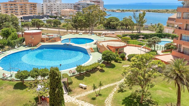 A resort with a large central pool, multiple smaller pools, and a view of the sea. - WELCS ESTUDIO 213 EMP con piscina comunitaria (Rosas / Roses)