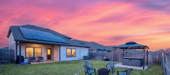 KING SIZE 6BED HOME + 6 PERSON HOT TUB + FIREPIT