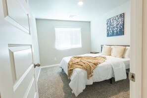 4 bedrooms, iron/ironing board, WiFi, bed sheets - KING SIZE  6BED HOME + 6 PERSON HOT TUB + FIREPIT (Yukon)