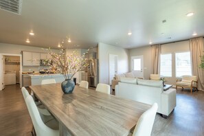 Dining - KING SIZE  6BED HOME + 6 PERSON HOT TUB + FIREPIT (Yukon)