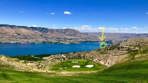 A golf course with a lake and mountains in the background. - Waterfront 2-bed/2bath Suite w/Indoor Pool & Hot Tub (Chelan)