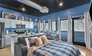 Iron/ironing board, WiFi, bed sheets, wheelchair access - New Studio- 2 beds 7 mins to DT! (Nashville)