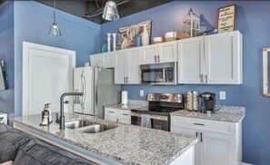 Fridge, microwave, oven, stovetop - New Studio- 2 beds 7 mins to DT! (Nashville)