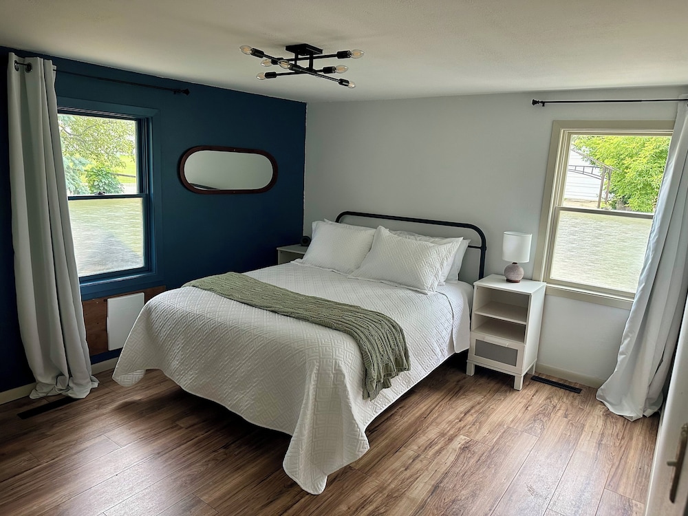Charming 2 bedroom Pet Friendly House With Hot Tub And Fire Pit In Charming 2 bedroom pet friendly house with hot tub and fire pit in