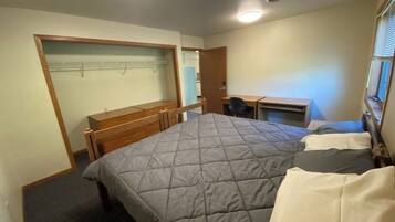 4 bedrooms, desk, WiFi, bed sheets