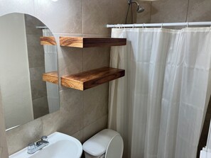 SĂšche-cheveux, serviettes fournies, savon, papier toilette