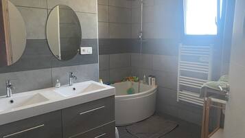 Baignoire Ă jets, serviettes fournies, papier toilette