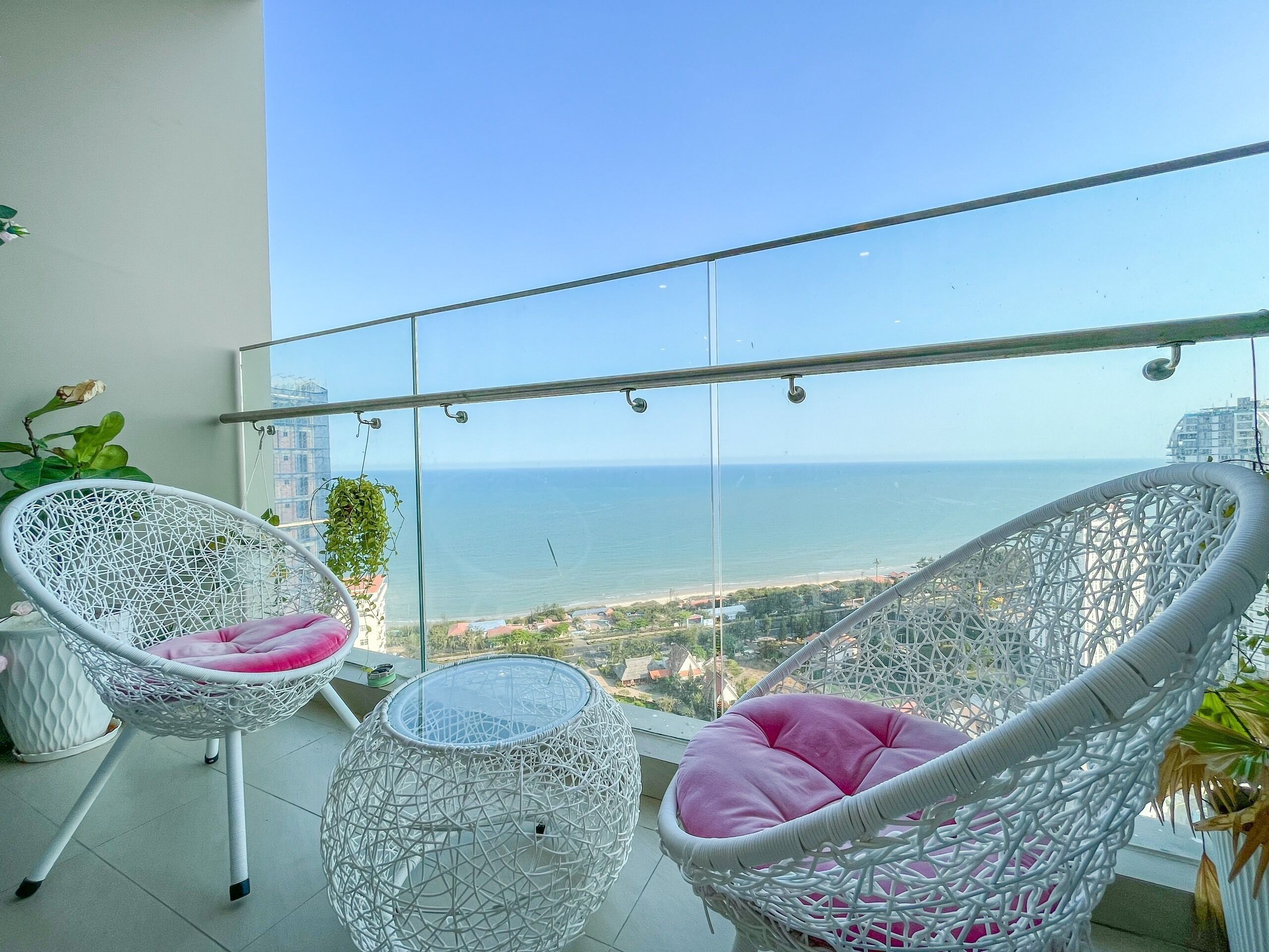 Departamento, 3 habitaciones | Minibar, decoración personalizada, muebles diferentes y escritorio 