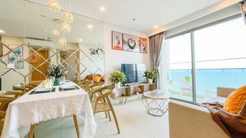 Apartment, 3 Bedrooms | Minibar, individually decorated, individually furnished, desk