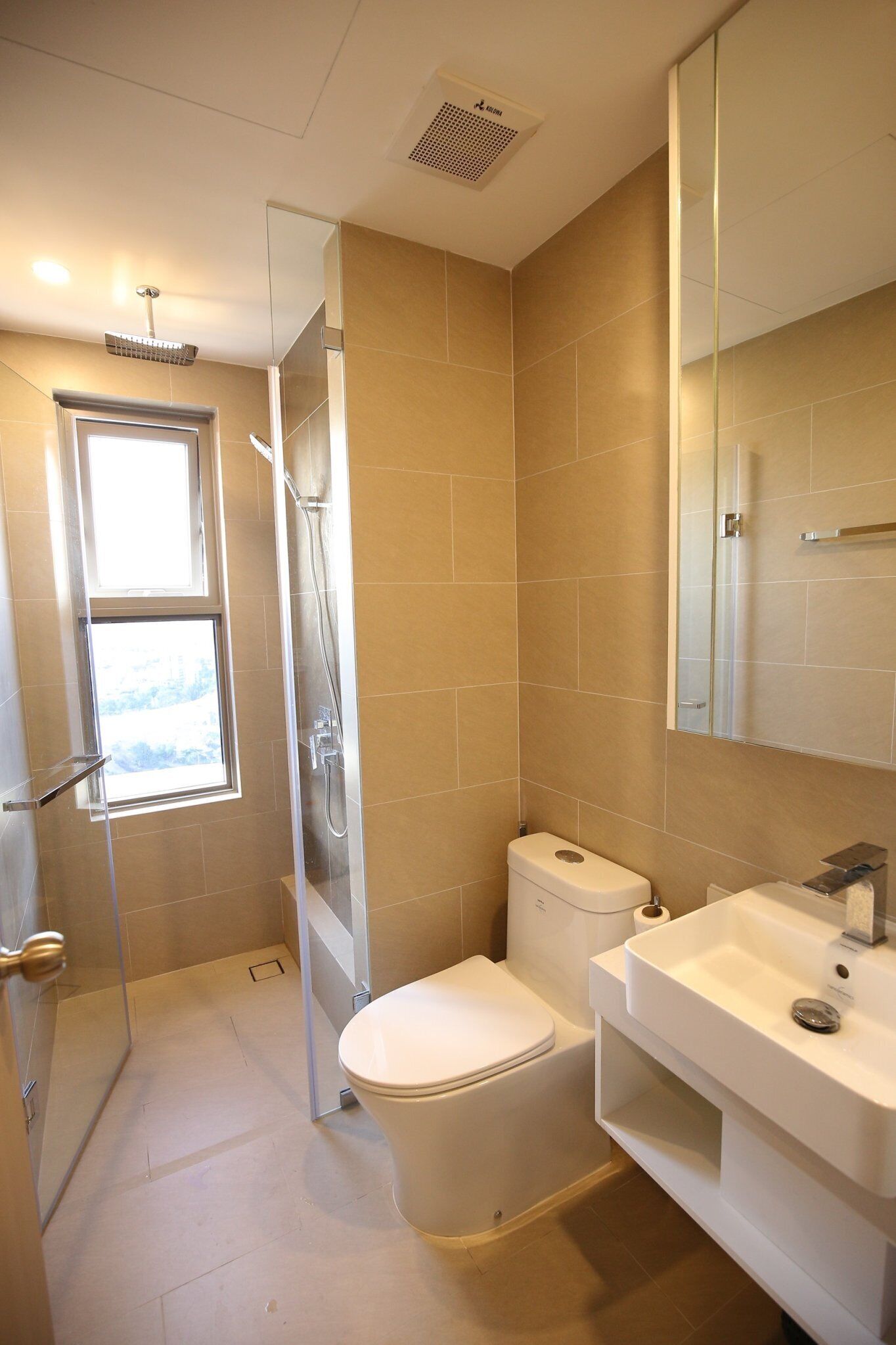 Une salle de bain avec des toilettes, un lavabo et une douche.