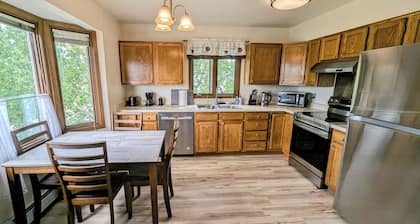 Spacious 2-bedroom Apartment in the Heart of Anchorage w/ King bed!