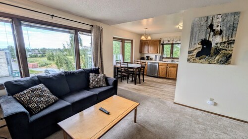 Spacious 2-bedroom Apartment in the Heart of Anchorage w/ King bed! 
