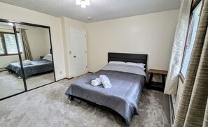 2 bedrooms, travel crib, WiFi, bed sheets - Spacious 2-bedroom Apartment in the Heart of Anchorage w/ King bed! (Anchorage)