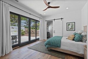 5 makuuhuonetta, työpöytä, silitysrauta/-lauta, vauvan matkasänky