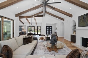 Älytelevisio, takka, videopelejä, musiikkikirjasto