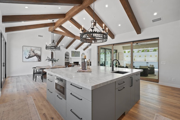 Jääkaappi, mikroaaltouuni, uuni, liesi