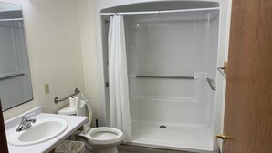 Un baño con lavamanos, inodoro y ducha.