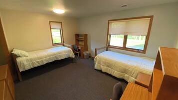 4 bedrooms, desk, WiFi, bed sheets