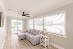 Smart TV, books - Oceanview Large Heated Pool Plus Separate Suite with Kitchenette Pet Friendly (Fort Myers Beach)