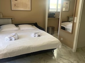 Iron/ironing board, Internet, bed sheets